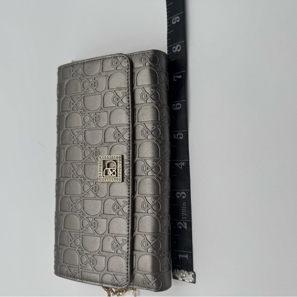 Pinky & Dianne NWOT, Spacious spacious Silver n Tan Long  Wallet with Charm - Picture 9 of 11